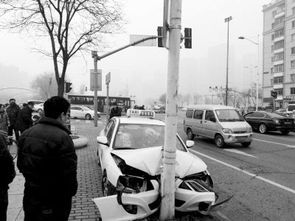 沈阳出租车为躲避其他车辆撞上路灯杆，警示安全意识